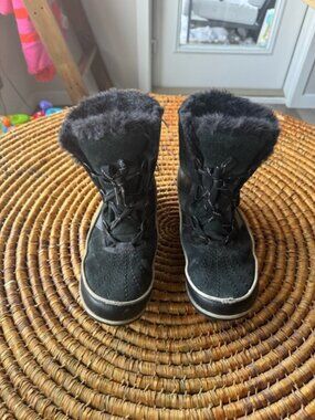 Sorel women size 7 inner fur lining winner boots